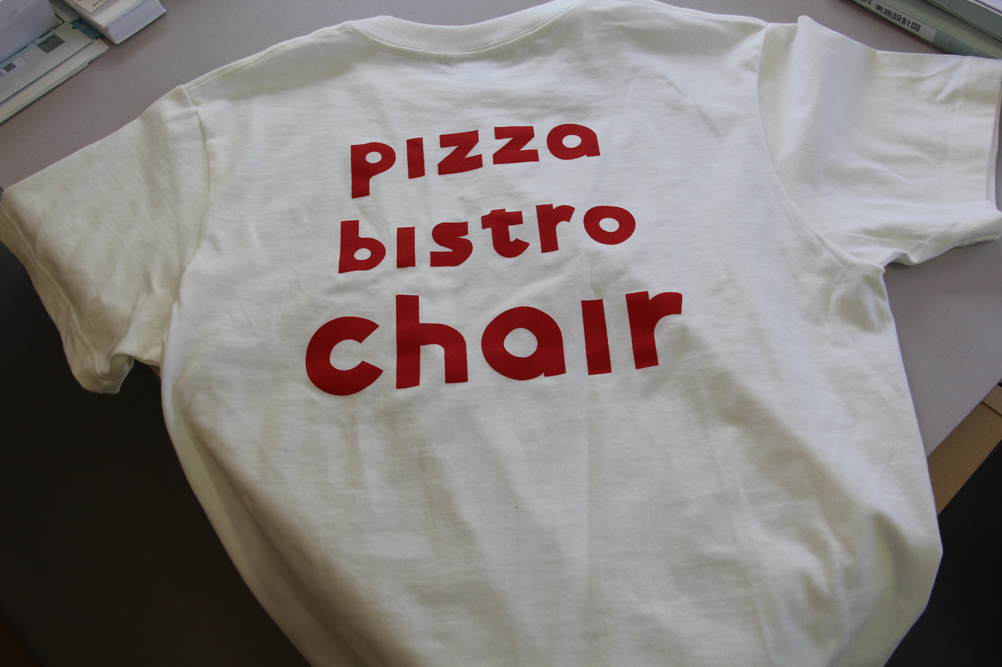 創業記念限定Tシャツ 背面デザイン pizza bistro chair 田中ろこ コラボ