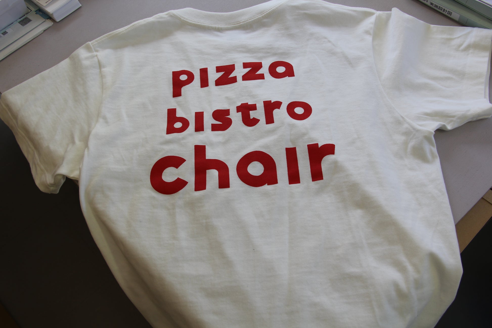 創業記念限定Tシャツ 背面デザイン pizza bistro chair 田中ろこ コラボ